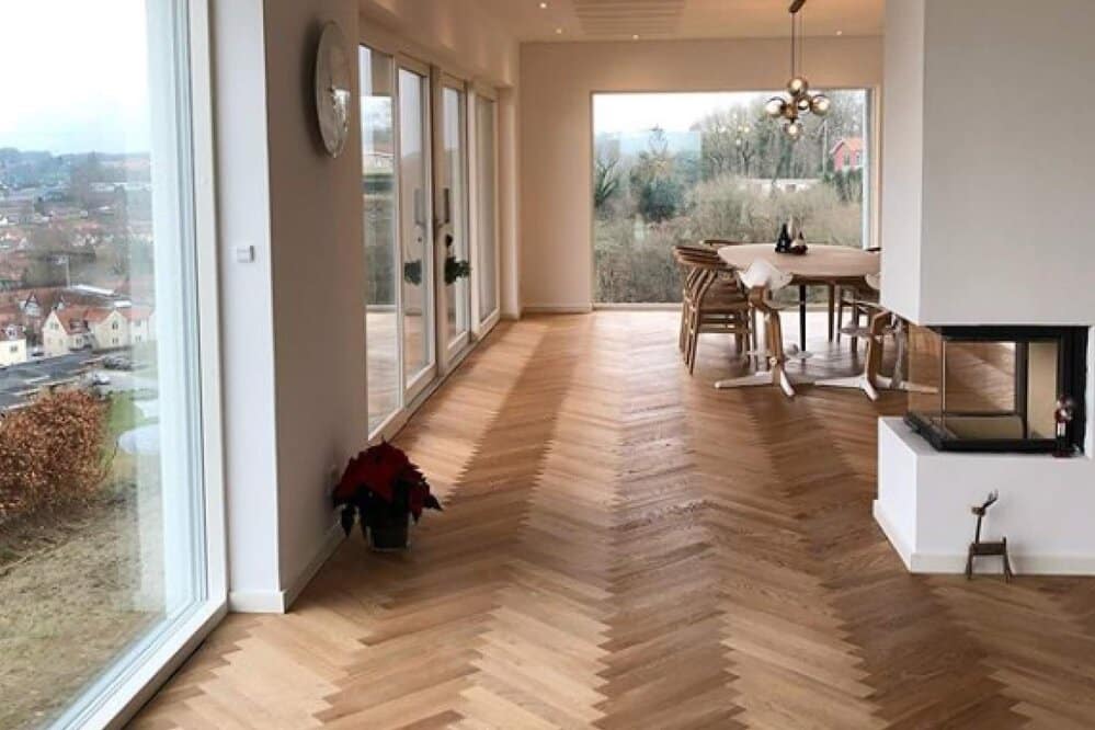 Teñir parquet gris, blanco, de color, de roble o madera