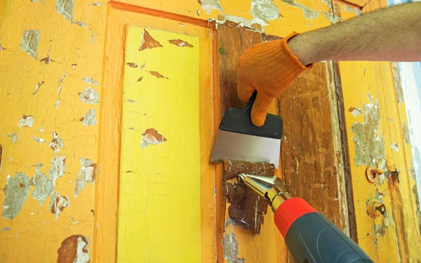 Cambiar color de la puerta de la entrada en una comunidad de vecinos en Valencia