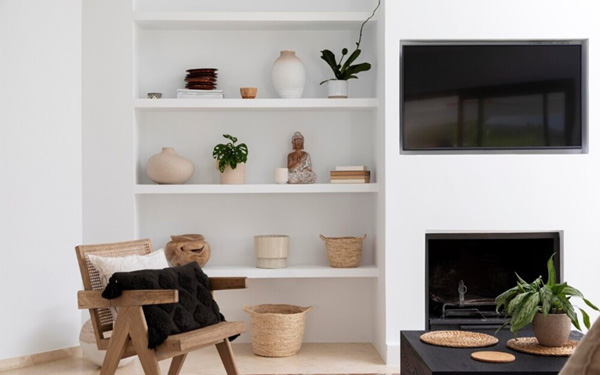 Consejos para decorar un salón con baldas