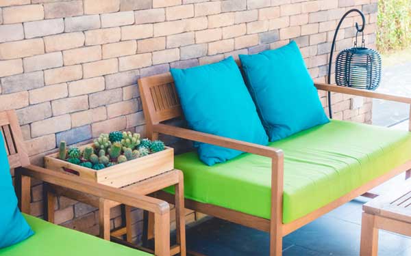 Qué muebles elegir para decorar un jardín exterior pequeño